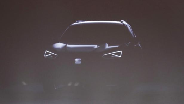 Silhouette eines Autos der Marke Seat im Dunkeln.