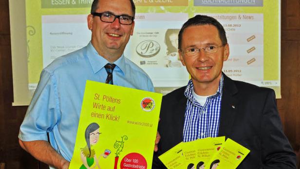 Zwei Männer präsentieren Werbematerial für „Wirte3100“ in St. Pölten.