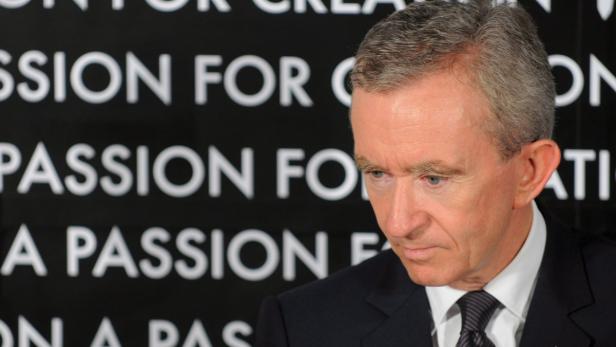 EPAepa01737657 Bernard Arnault, the Chairman and CEO of LVMH/Moet Hennessy attends the opening ceremony of the Louis Vuitton: A Passion for Creation exhibition at the Hong Kong Museum of Art in Hong Kong, China, 21 May 2009. The exhibition features a sele Steuern: Wird reichster Franzose Belgier?