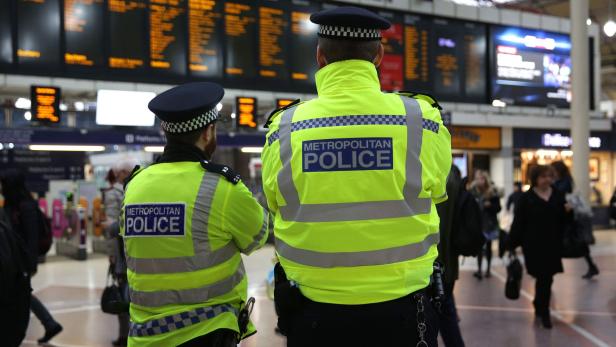 London am Tag danach: Strenge Polizeikontrollen in allen U-Bahnstationen.