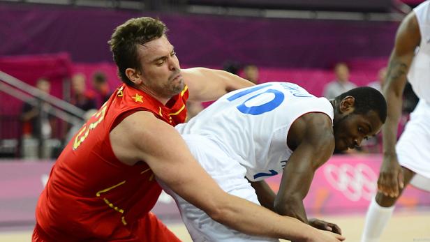 Zwei Basketballspieler kämpfen um den Ball während eines Spiels.
