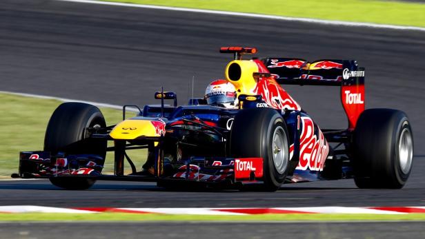Ein Formel-1-Rennwagen von Red Bull rast auf einer Rennstrecke.