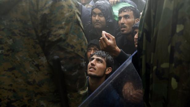 Menschen begehren an der Grenze zu Mazedonien Einlass.