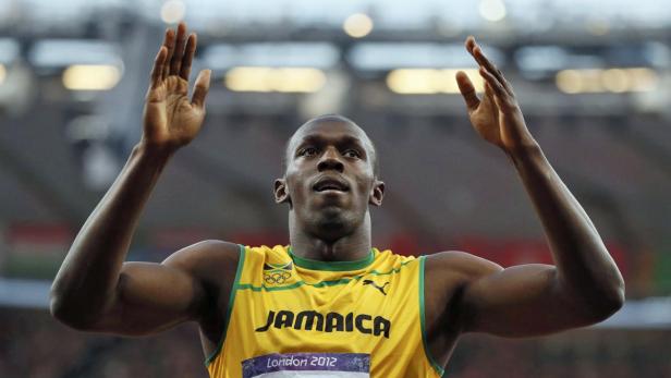 Usain Bolt jubelt mit erhobenen Armen.