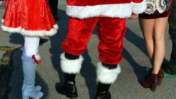 Tausende beteiligten sich an SantaCon - teilweise auch nur leicht bekleidet.