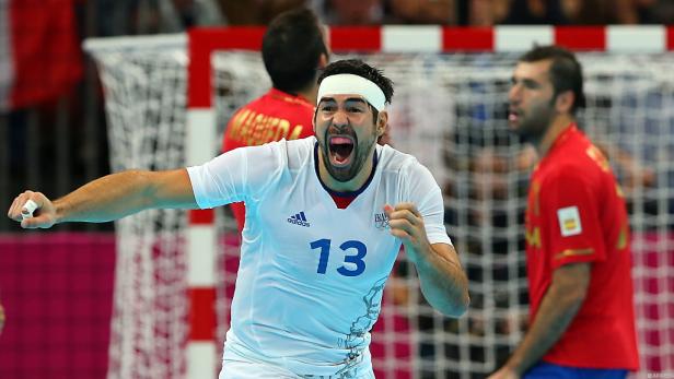 Ein jubelnder Handballspieler der französischen Nationalmannschaft mit der Nummer 13.