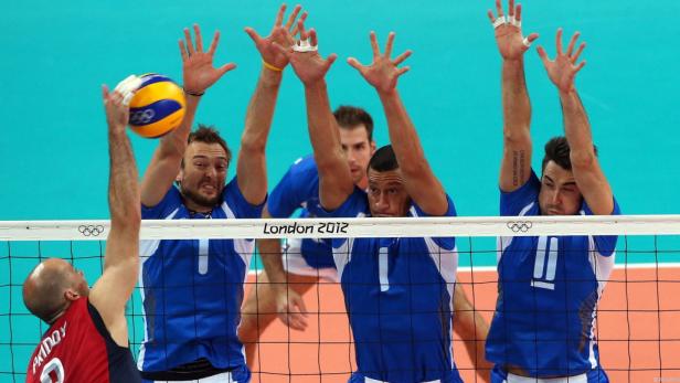 Volleyballspieler blocken einen Angriff während eines Spiels.
