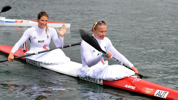 Zwei Kanutinnen des österreichischen Teams in einem roten Doppelkajak auf dem Wasser.