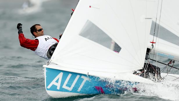 Ein Segler aus Österreich bei einer Regatta auf stürmischer See.