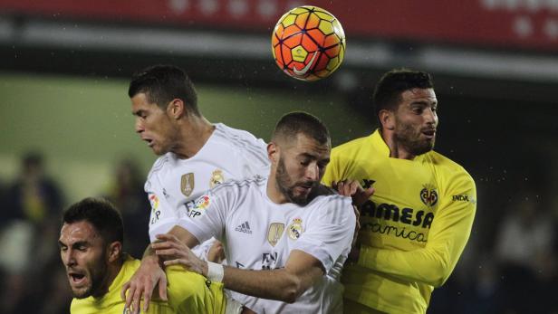 Cristiano Ronaldo, Karim Benzema und andere Fußballspieler kämpfen um einen Ball.