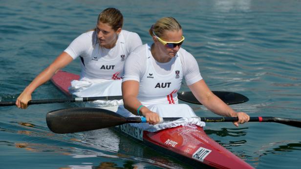 Zwei Kanutinnen des österreichischen Teams auf dem Wasser.