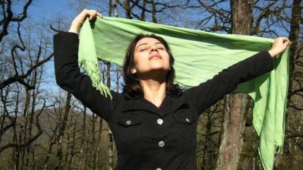 Iranerinnen wagen auf facebook die Freiheit ohne Kopftuch