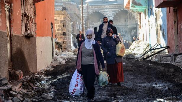 Viele Menschen fliehen aus der zerstörten Stadt Diyarbakir.
