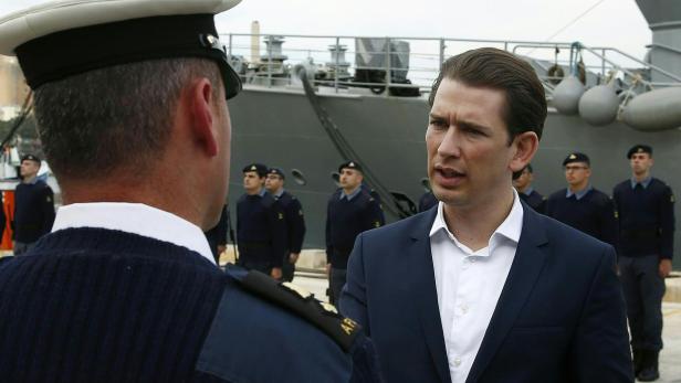 Außenminister Kurz beim Besichtigen eines Frontex-Schiffs
