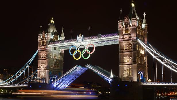 Der Tower Bridge in London mit den Olympischen Ringen bei Nacht.
