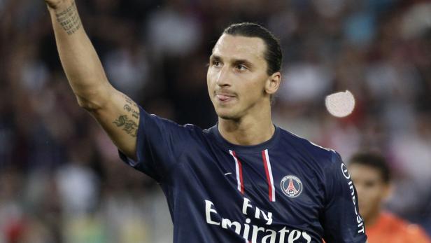 Zlatan Ibrahimović im Trikot von Paris Saint-Germain mit herausgestreckter Zunge.