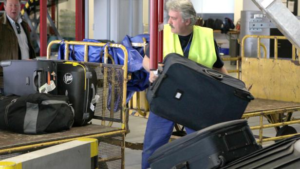 20 Tonnen schleppt ein Arbeiter in der Gepäckabfertigung täglich.