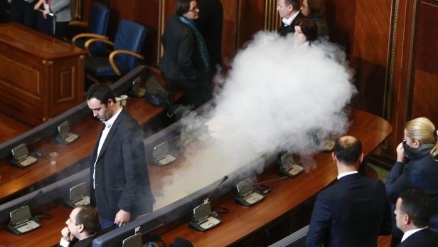Erneut musste das Parlament in Pristina eine Sitzung wegen des Einsatzes von Tränengas unterbrechen.