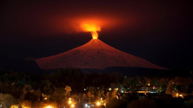 Wie eine riesige Fackel erhellt der Vulkan Villarrica den chilenischen Nachthimmel.