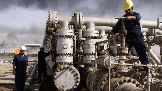 dapdFILE - In this Dec. 13, 2009 file photo, Iraqi workers are seen at the Rumaila oil refinery, near the city of Basra, 340 miles (550 kilometers) southeast of Baghdad, Iraq. The International Energy Agency predicted Tuesday Oct. 9, 2012 that Iraq will c Öl-Großmacht Irak ist zurück