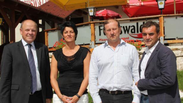 Vier Personen posieren vor dem Restaurant Fuchswalderhof.