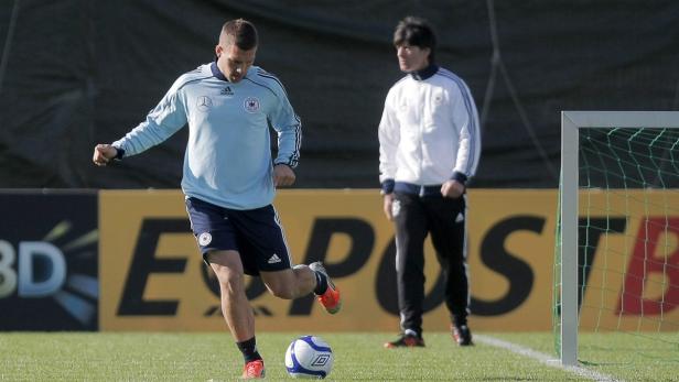 Lukas Podolski beim Fußballtraining mit Bundestrainer Joachim Löw.