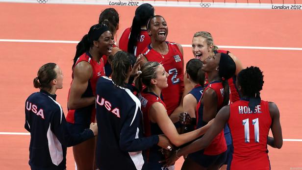 Das US-amerikanische Volleyballteam feiert bei den Olympischen Spielen 2012 in London.