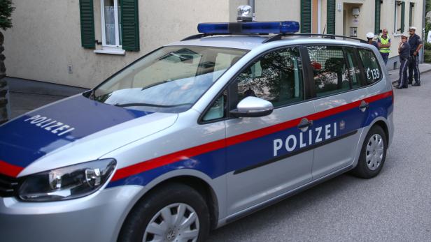 Ein silberner VW Touran der österreichischen Polizei steht auf der Straße.