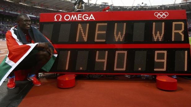 David Rudisha mit der kenianischen Flagge neben der Anzeigetafel seines neuen Weltrekords von 1:40,91.