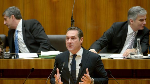 FPÖ-Chef Strache kündigt der Regierung einen Denkzettel bei der EU-Wahl im Mai an. Kanzler Faymann hofft, dass die FPÖ auch weiterhin auf dem dritten Platz bleibt