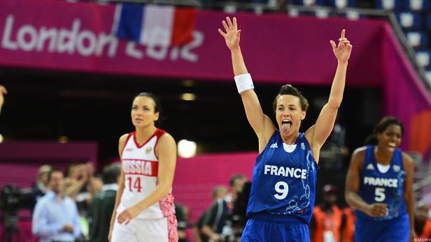 Eine französische Basketballspielerin jubelt während eines Spiels in London 2012.