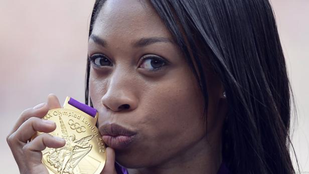 Allyson Felix küsst ihre Goldmedaille bei den Olympischen Spielen 2012 in London.