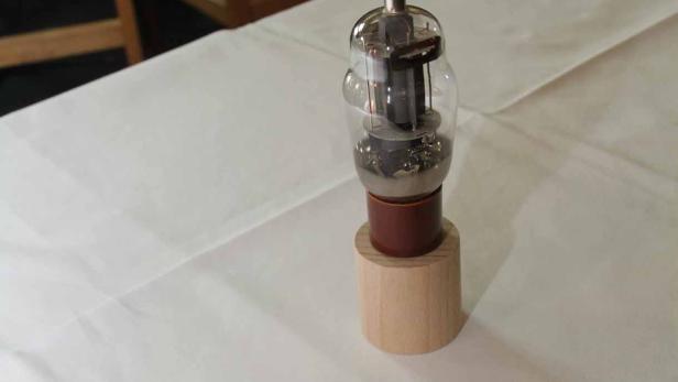 Preisstatue - eine alte Radioröhre - mit neuem Holzsockel