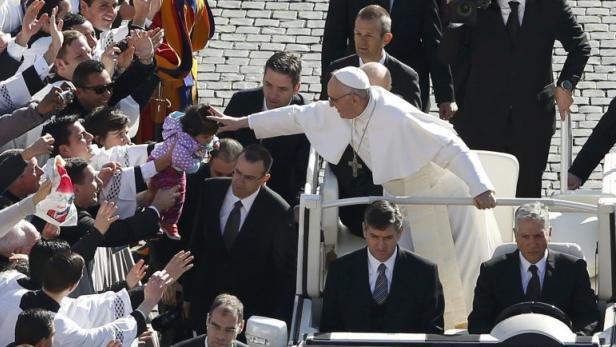 Pope Francis leans out to touch a child&#039;s head as he arrives in Saint Peter&#039;s Square for his inaugural mass at the Vatican, March 19, 2013. Pope Francis celebrates his inaugural mass on Tuesday among political and religious leaders from around the world and amid a wave of hope for a renewal of the scandal-plagued Roman Catholic Church. REUTERS/Paul Hanna (VATICAN - Tags: RELIGION POLITICS TPX IMAGES OF THE DAY)