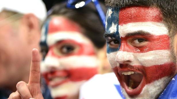 Zwei Fans mit Gesichtsbemalung in den Farben der US-amerikanischen Flagge jubeln.