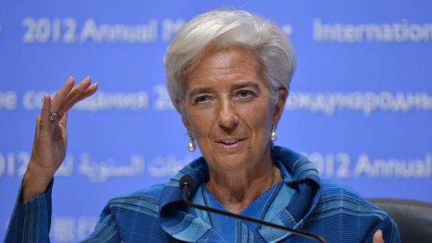 Christine Lagarde spricht auf einer Konferenz vor blauem Hintergrund.