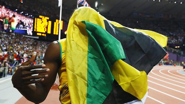 Usain Bolt hüllt sich in die jamaikanische Flagge.