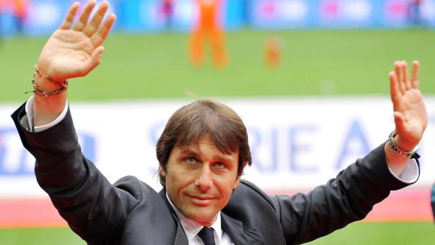 Antonio Conte winkt den Zuschauern zu.