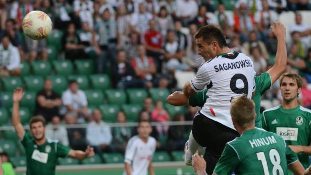 Der Fußballspieler Saganowski springt, um den Ball zu köpfen.