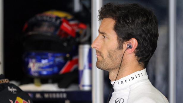 Mark Webber mit Kopfhörern in der Boxengasse.