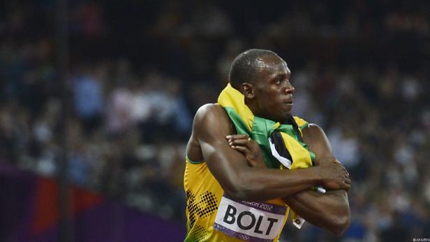 Usain Bolt mit der jamaikanischen Flagge um die Schultern.