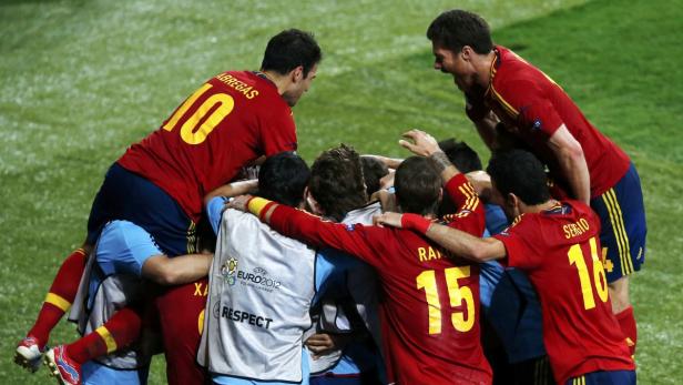 Spanische Fußballspieler feiern gemeinsam auf dem Spielfeld.