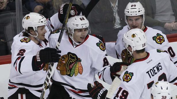 Chicago Blackhawks&#039; Patrick Kane (2nd L) celebrates with teammates after scoring a second period goal against the Colorado Avalanche in their NHL hockey game in Denver March 18, 2013. REUTERS/Rick Wilking (UNITED STATES - Tags: SPORT ICE HOCKEY)