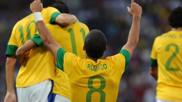 Der brasilianische Fußballspieler Romulo jubelt mit erhobenen Armen.