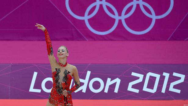 Eine rhythmische Sportgymnastin bei den Olympischen Spielen 2012 in London.