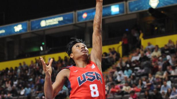 Eine Basketballspielerin der USA mit der Nummer 8 wirft den Ball.