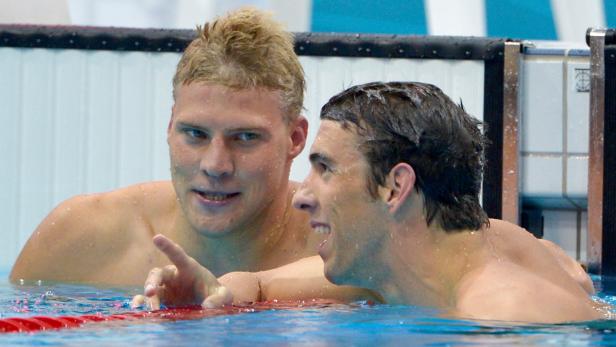 Michael Phelps mit einem anderen Schwimmer im Schwimmbecken.