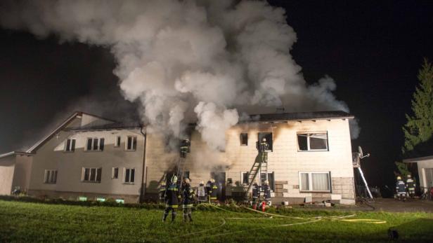 Acht Feuerwehren kämpften gestern mit 90 Mann stundenlang gegen die Flammen.