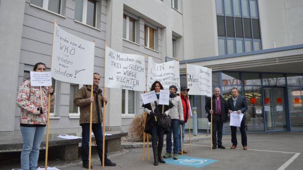 „Das war nur der Start“: Stephan Teix (2.v.re.) rief zur Demonstration vor das Finanzamt in St. Pölten.