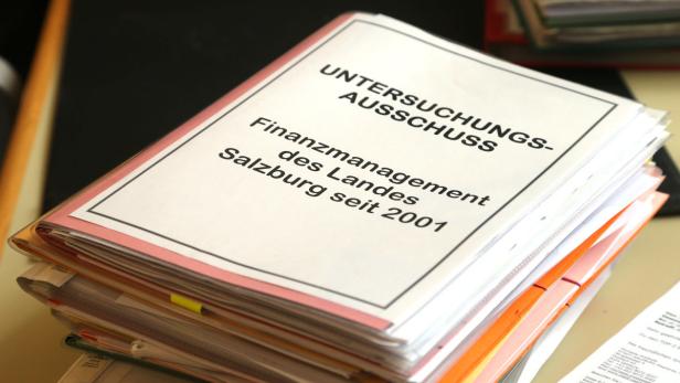 APA11581304 - 22022013 - SALZBURG - ÖSTERREICH: ZU APA-TEXT II - Akten mit der Aufschrift &quot;Untersuchungsausschuss Finanzmanagement des Landes Salzburg 2001&quot; aufgenommen am Freitag, 22. Februar 2013, anl. des Untersuchungsausschusses des Salzburger Landtags zur Klärung des Salzburger Finanzskandals in Salzburg. APA-FOTO: FRANZ NEUMAYR